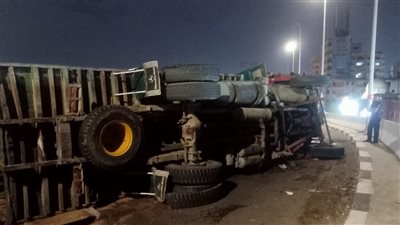 مصرع شخص إثر انقلاب سيارة نقل أعلى الطريق الصحراوي بأطفيح