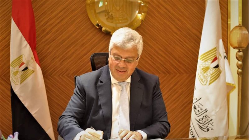 الدكتور ايمن عاشور