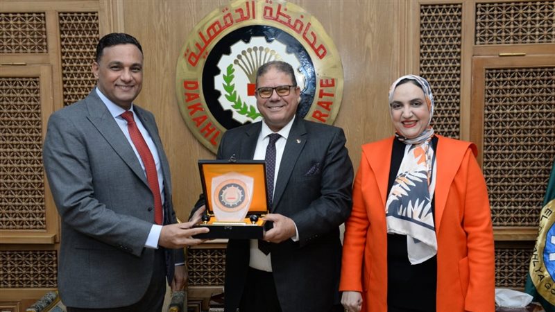 محافظ الدقهلية يكرم