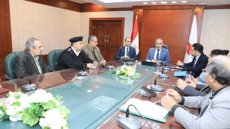 جانب من اجتماع محافظ