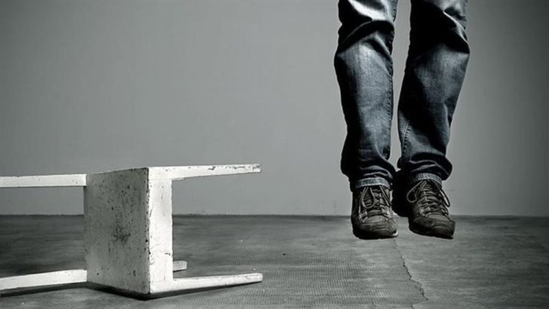 أنهى حياته شنقا،