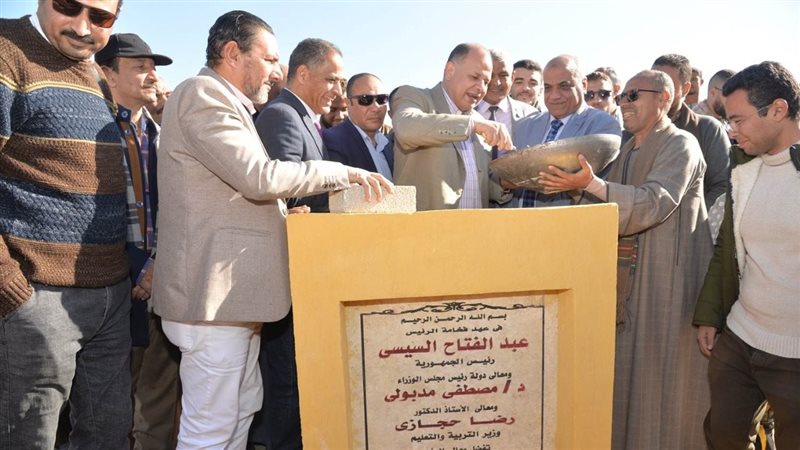 محافظ أسيوط يضع حجر