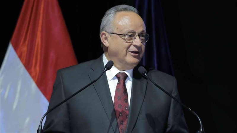 الدكتور أحمد زايد