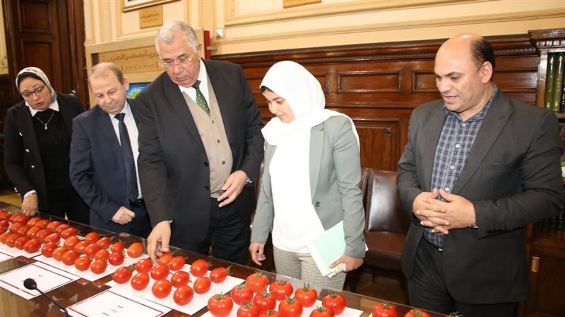 وزير الزراعة يشاهد