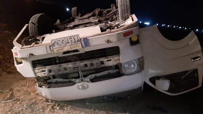 مصرع شخص وإصابة 7 آخرين في انقلاب ميكروباص أعلى الطريق بأكتوبر