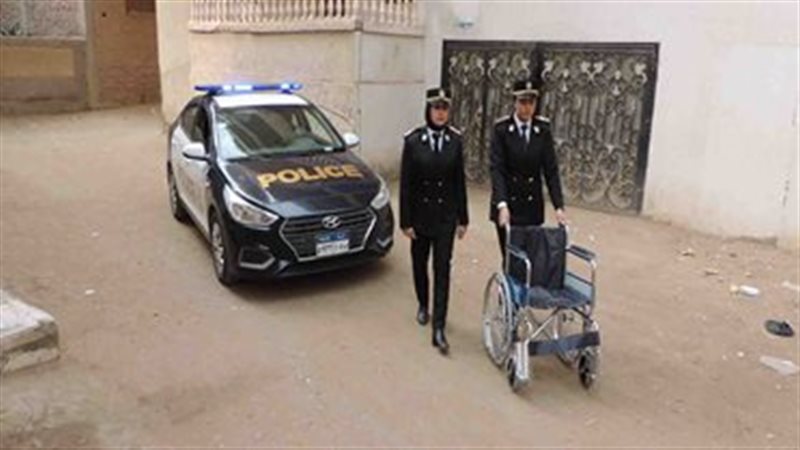  الداخلية تهدى مواطنا