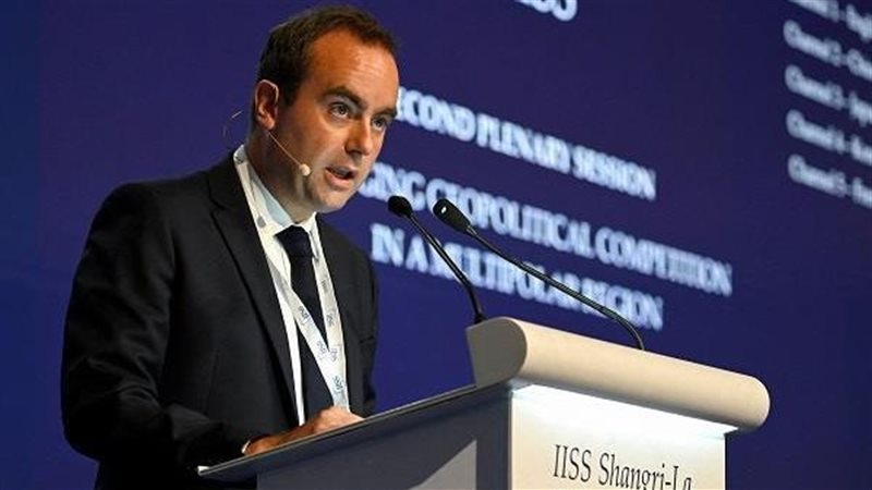  وزير الدفاع والقوات