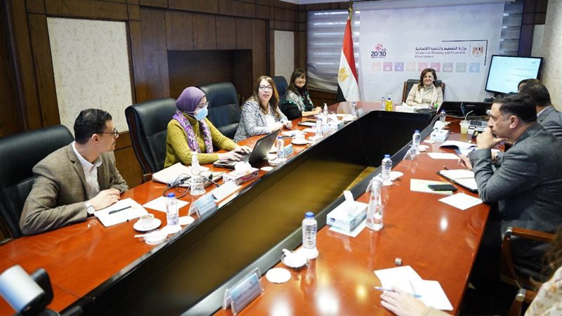 وزيرة التخطيط تتابع