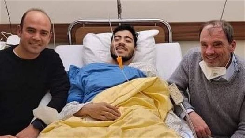 أكرم توفيق يجري جراحة