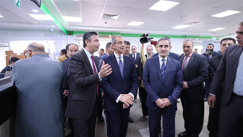 وزير الاتصالات خلال