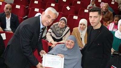 مبارك يكرم المتميزين من الجهاز الإداري في احتفالات جامعة المنوفية بعيدها الـ 46