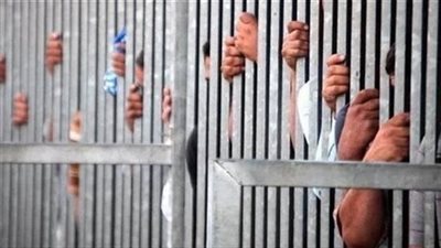  حبس 4 أشخاص بتهمة حيازة مواد مخدرة وأسلحة في دمياط
