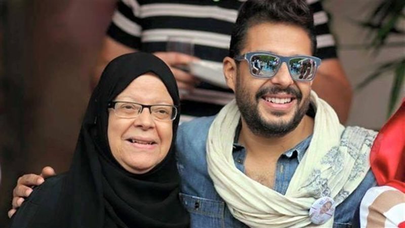 محمد حماقي ووالدته،