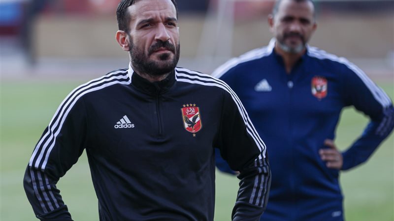 علي معلول لاعب الأهلي