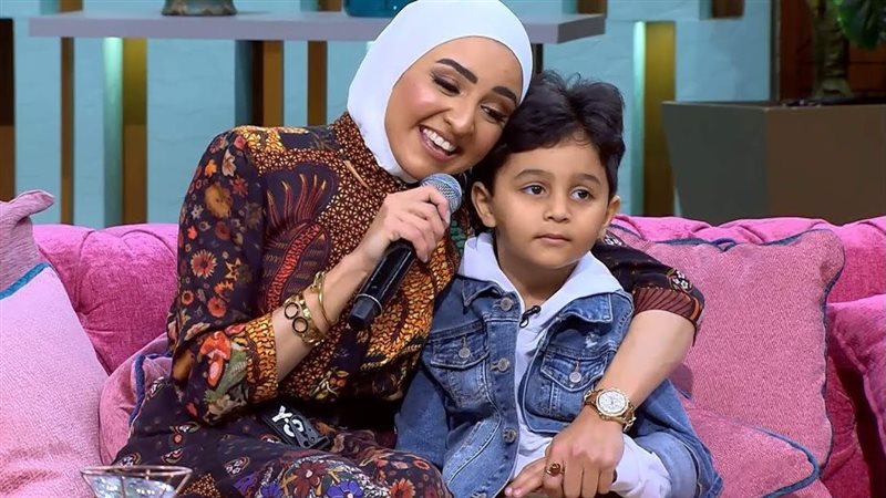 هلا رشدي وابنها،