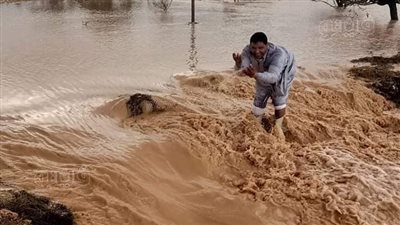 هطول أمطار غزيرة وسيول بمدن غرب مطروح (صور) 