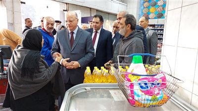 جولة لمحافظ القاهرة بحي الزيتون لضبط الأسواق (صور)