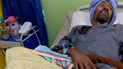 ميكروب أثناء العملية، بتر ساق مزارع بسبب خطأ طبي بمستشفى للتأمين الصحي بإسنا (صور)