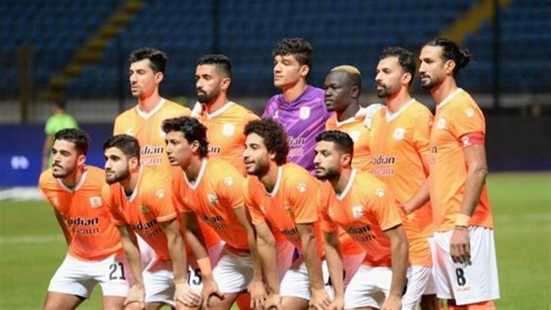 فريق الكرة بنادي