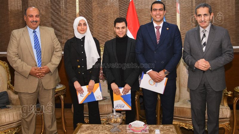 محافظ الغربية يسلم