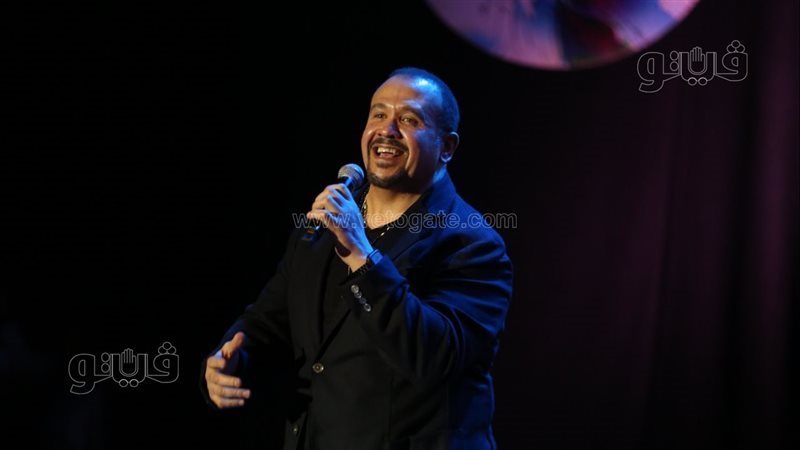 الفنان هشام عباس،