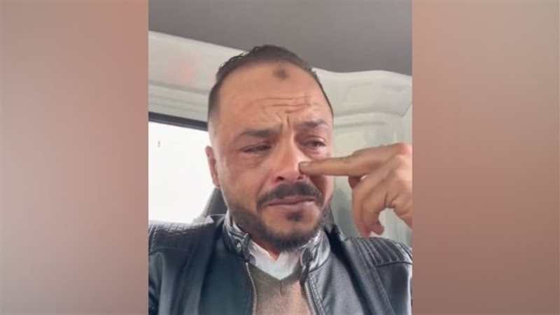 بكاء رجل بشدة لفقد