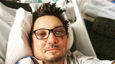 جيريمي رينر، ينشر فيديو من غرفة العناية المركزة بعد إصابته في حادث الثلج