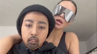 نورث تقلد والدها كانييه ويست في مقطع فيديو بصحبة كيم كارداشيان