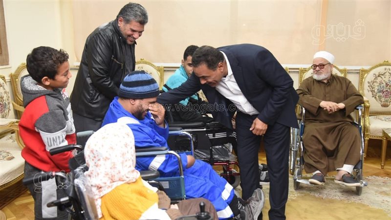 محافظ مطروح يسلم