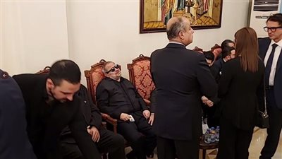 لحظة حزن وذهول جورج وسوف أثناء تلقيه العزاء في نجله وديع (فيديو) 