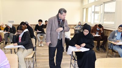 رئيس جامعة مطروح يتفقد سير امتحانات الفصل الدراسي الأول بالكليات (صور)
