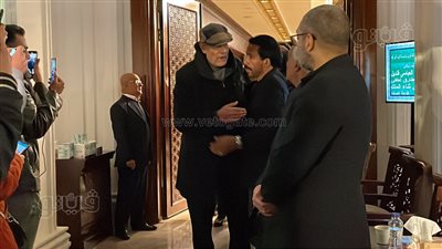 محمد رياض وأحمد بدير يقدمان واجب العزاء في والدة طارق لطفي (صور)