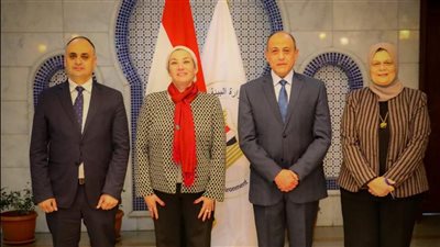 وزيرة البيئة: مشروع مقترح لتنفيذ محطات طاقة شمسية ببعض المطارات 