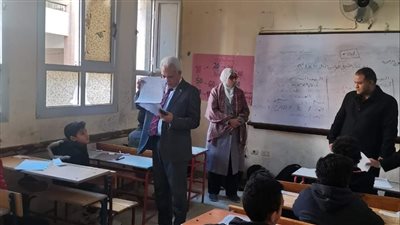 مدير تعليم القاهرة يتفقد امتحانات صفوف النقل ويطمئن على وضوح أوراق الاختبارات (صور) 