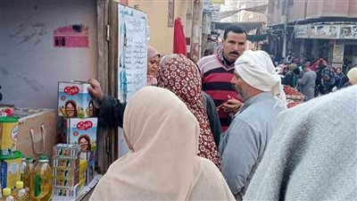استمرار إقبال المواطنين على قوافل معا ضد الغلاء بمحافظة البحيرة (صور)
