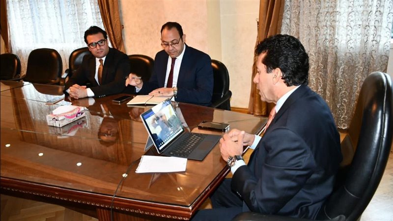 وزير الرياضة يجتمع