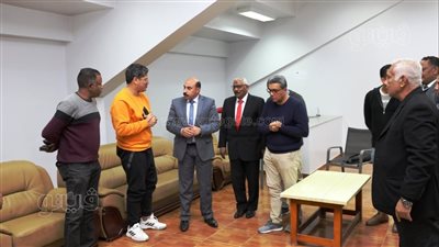 المحافظ يلتقى فريق كرة القدم لنادى أسوان الرياضى (صور)