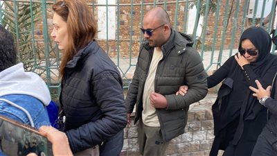 انهيار الفنانة ريم البارودي أثناء تشييع جثمان والدها (فيديو وصور)