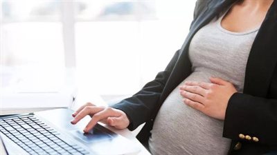 ضوابط حصول المرأة العاملة على إجازة وضع وفقًا للقانون