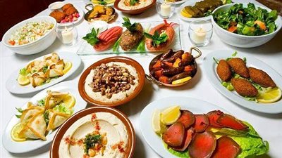 تفسير حلم الأكل الكثير في المنام وعلاقته بسماع الأخبار السارة 