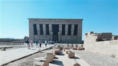 دعاية مجانية للسياحة ودعوة لزيارة مصر.. كيف أبهر معبد دندرة أغنى رجل في العالم (فيديوجراف)