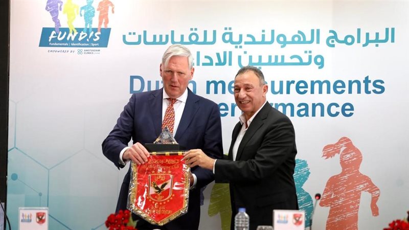 الخطيب يُهدي درع