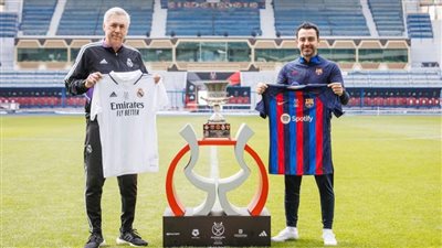 تشافي وأنشيلوتي يلتقطان صورا تذكارية مع كأس السوبر الإسباني قبل مواجهة الكلاسيكو