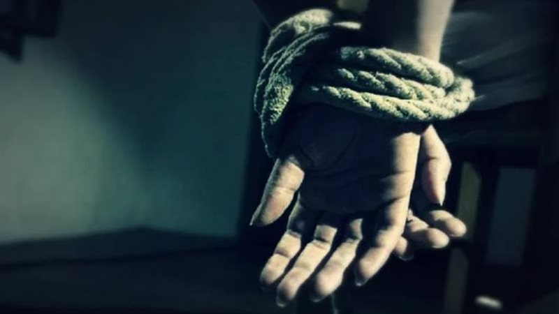 5 شباب يختطفون ابن