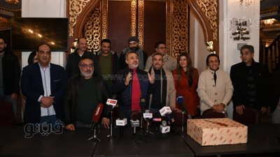 أبطال وصناع مسرحية 