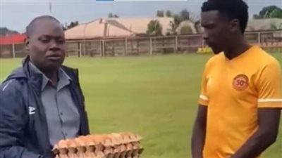 لاعب كرة قدم يحصل على 5 أطباق بيض كجائزة لأفضل لاعب في المباراة