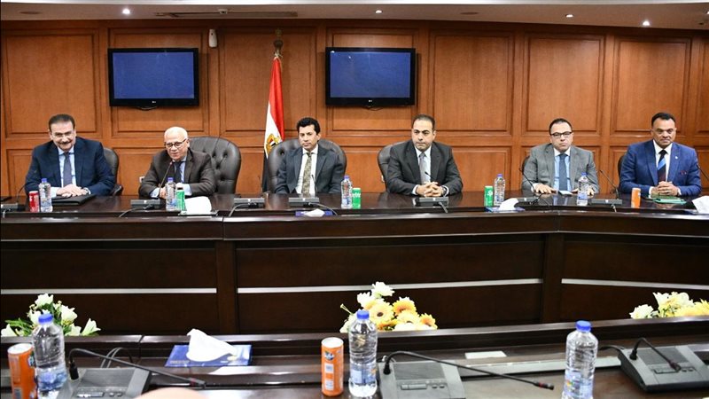 وزير الرياضة والمحافظ