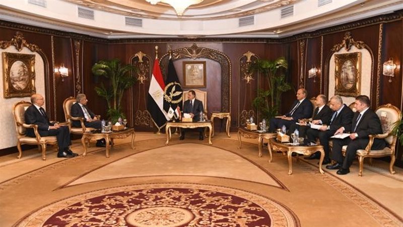 وزير الداخلية يبحث