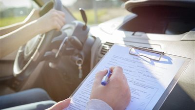 الإمارات تحدد 43 جنسية يستطيع حاملوها القيادة برخصتهم الوطنية