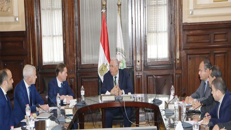 وزير الزراعة في اجتماع